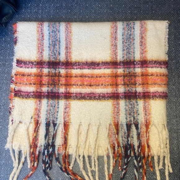COPY - Anthropologie fringed plaid scarf in excellent condition, worn once! - Picture 5 of 6